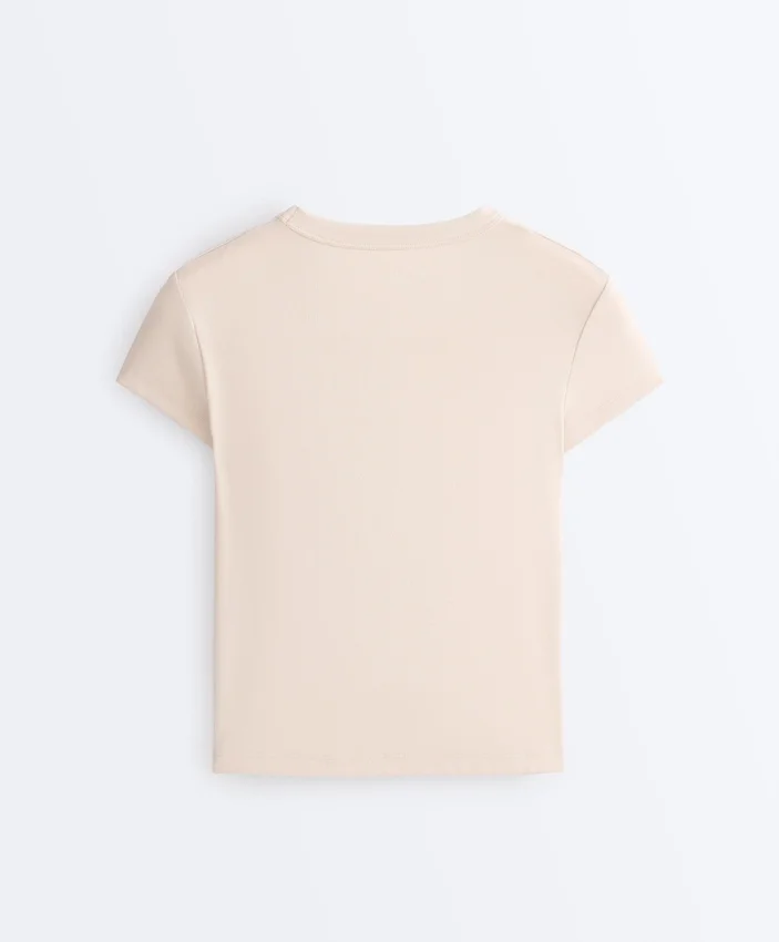 Tailliertes T-Shirt mit kurzen Ärmeln aus Modal-Rippstrick-Shorts Tailliertes T-Shirt mit kurzen Ärmeln aus Modal-Rippstrick-Shorts