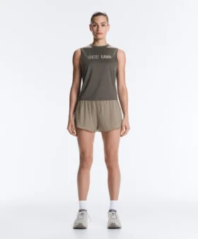 Technisches, ärmelloses T-Shirt mit Text