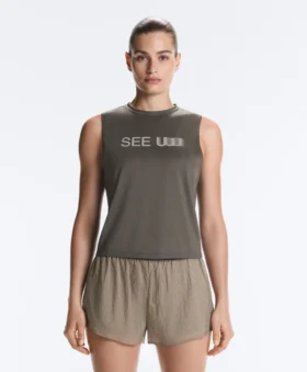 Technisches, ärmelloses T-Shirt mit Text