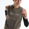 Technisches, ärmelloses T-Shirt mit Text