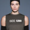 Technisches, ärmelloses T-Shirt mit Text