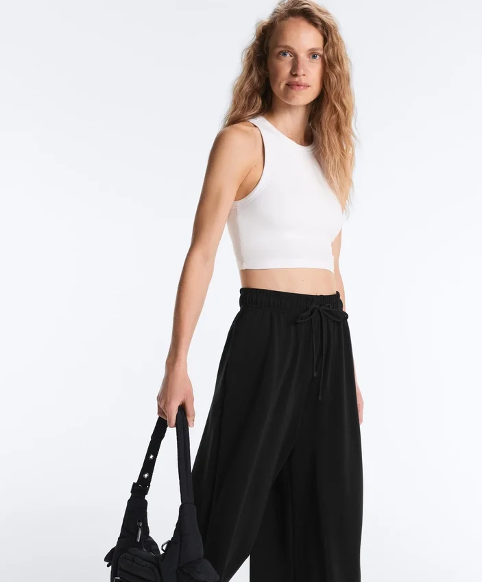 Tops aus Modal-Mischgewebe mit Cups Tops aus Modal-Mischgewebe mit Cups