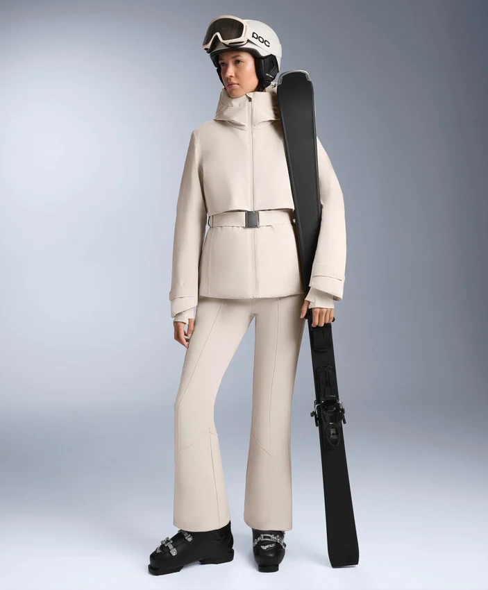 Wasserabweisende, hoch geschnittene Stretch-Skihose mit ausgestelltem Bein Wasserabweisende, hoch geschnittene Stretch-Skihose mit ausgestelltem Bein