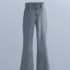 Wasserabweisende, hoch geschnittene Stretch-Skihose mit ausgestelltem Bein Wasserabweisende, hoch geschnittene Stretch-Skihose mit ausgestelltem Bein