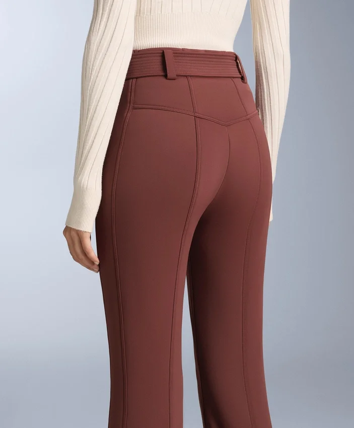 Wasserabweisende, hoch geschnittene Stretch-Skihose mit ausgestelltem Bein Wasserabweisende, hoch geschnittene Stretch-Skihose mit ausgestelltem Bein