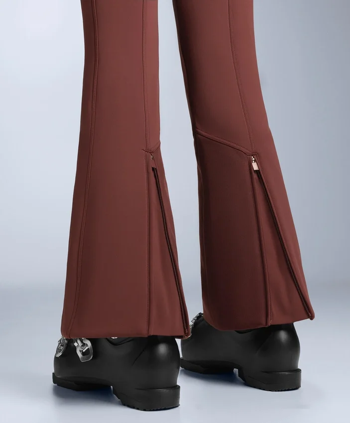 Wasserabweisende, hoch geschnittene Stretch-Skihose mit ausgestelltem Bein Wasserabweisende, hoch geschnittene Stretch-Skihose mit ausgestelltem Bein