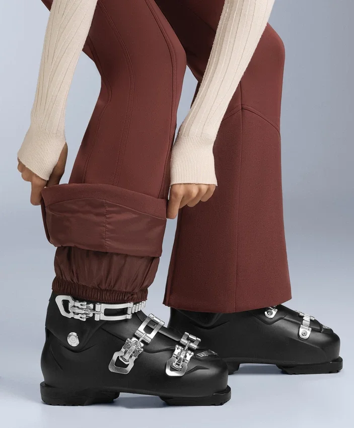 Wasserabweisende, hoch geschnittene Stretch-Skihose mit ausgestelltem Bein Wasserabweisende, hoch geschnittene Stretch-Skihose mit ausgestelltem Bein