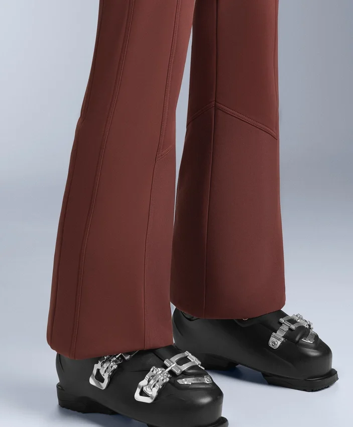 Wasserabweisende, hoch geschnittene Stretch-Skihose mit ausgestelltem Bein Wasserabweisende, hoch geschnittene Stretch-Skihose mit ausgestelltem Bein