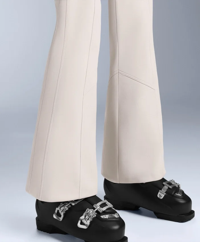 Wasserabweisende, hoch geschnittene Stretch-Skihose mit ausgestelltem Bein Wasserabweisende, hoch geschnittene Stretch-Skihose mit ausgestelltem Bein
