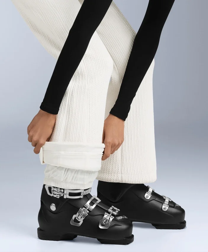 Wasserabweisende Ski-Latzhose mit ausgestelltem Bein Wasserabweisende Ski-Latzhose mit ausgestelltem Bein