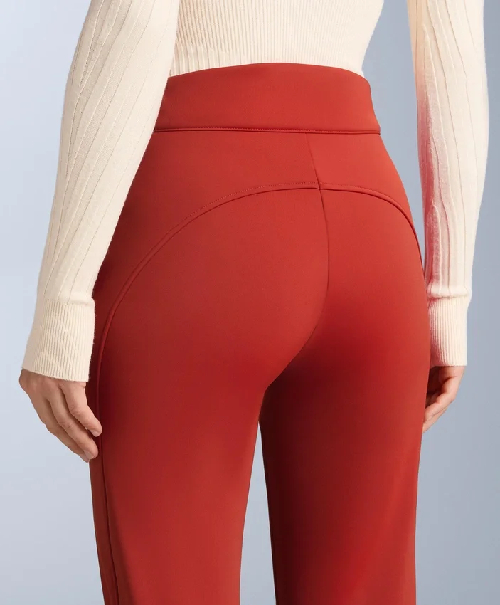 Wasserabweisende Stretch-Skihose mit ausgestelltem Bein Wasserabweisende Stretch-Skihose mit ausgestelltem Bein