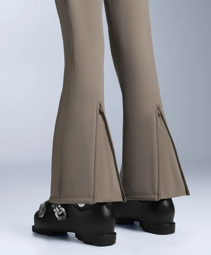 Wasserabweisende Stretch-Skihose mit ausgestelltem Bein Wasserabweisende Stretch-Skihose mit ausgestelltem Bein