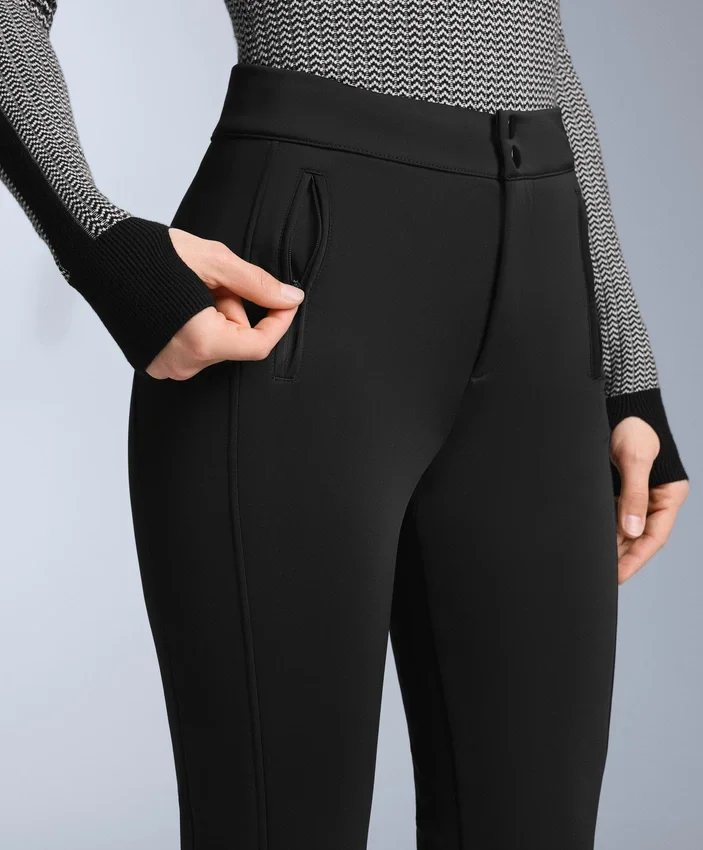 Wasserabweisende Stretch-Skihose mit ausgestelltem Bein Wasserabweisende Stretch-Skihose mit ausgestelltem Bein