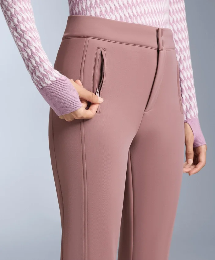 Wasserabweisende Stretch-Skihose mit ausgestelltem Bein Wasserabweisende Stretch-Skihose mit ausgestelltem Bein