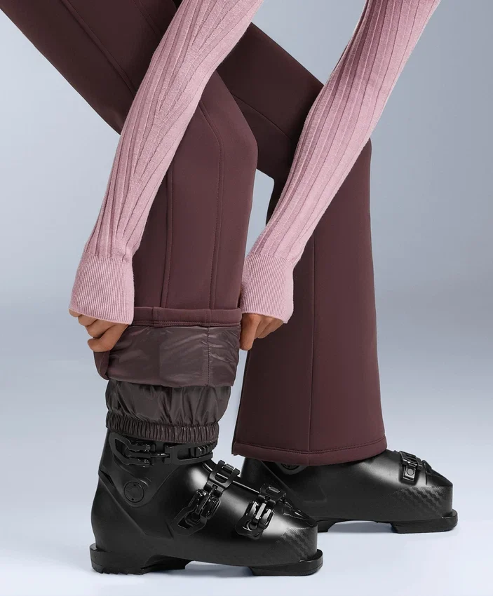 Wasserabweisende Stretch-Skihose mit ausgestelltem Bein Wasserabweisende Stretch-Skihose mit ausgestelltem Bein