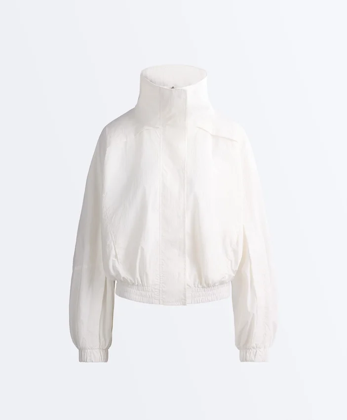 Wasserabweisende Trainingsjacke mit hohem Kragen Wasserabweisende Trainingsjacke mit hohem Kragen