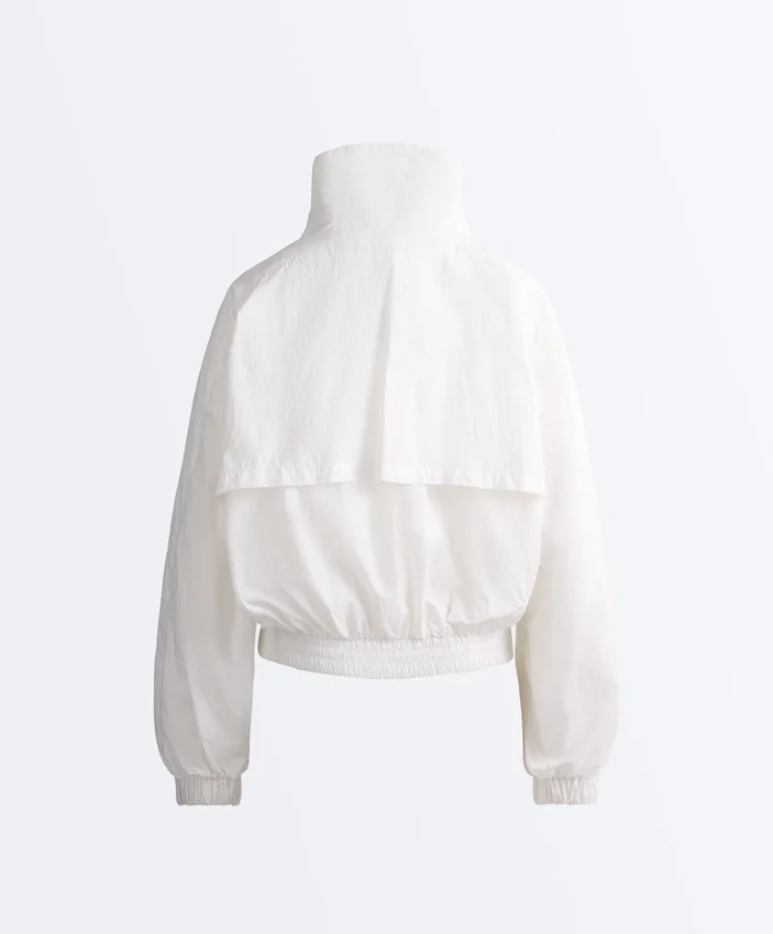 Wasserabweisende Trainingsjacke mit hohem Kragen Wasserabweisende Trainingsjacke mit hohem Kragen