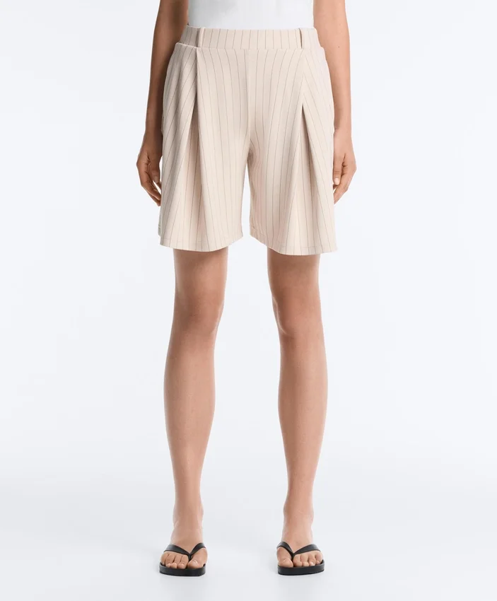 Weit geschnittene, gestreifte Bermudashorts mit Falten Weit geschnittene, gestreifte Bermudashorts mit Falten