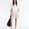 Weit geschnittene, gestreifte Bermudashorts mit Falten Weit geschnittene, gestreifte Bermudashorts mit Falten