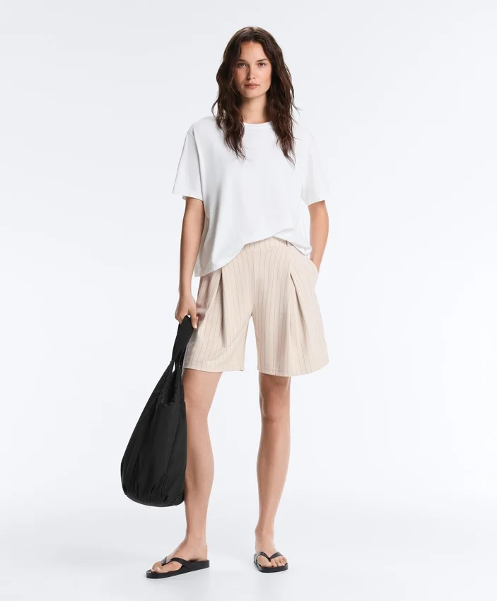 Weit geschnittene, gestreifte Bermudashorts mit Falten Weit geschnittene, gestreifte Bermudashorts mit Falten