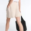 Weit geschnittene, gestreifte Bermudashorts mit Falten Weit geschnittene, gestreifte Bermudashorts mit Falten