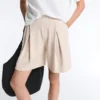 Weit geschnittene, gestreifte Bermudashorts mit Falten Weit geschnittene, gestreifte Bermudashorts mit Falten