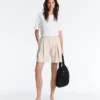 Weit geschnittene, gestreifte Bermudashorts mit Falten Weit geschnittene, gestreifte Bermudashorts mit Falten