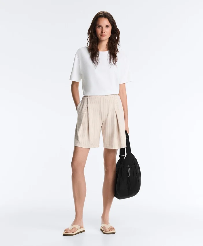 Weit geschnittene, gestreifte Bermudashorts mit Falten Weit geschnittene, gestreifte Bermudashorts mit Falten
