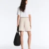 Weit geschnittene, gestreifte Bermudashorts mit Falten Weit geschnittene, gestreifte Bermudashorts mit Falten