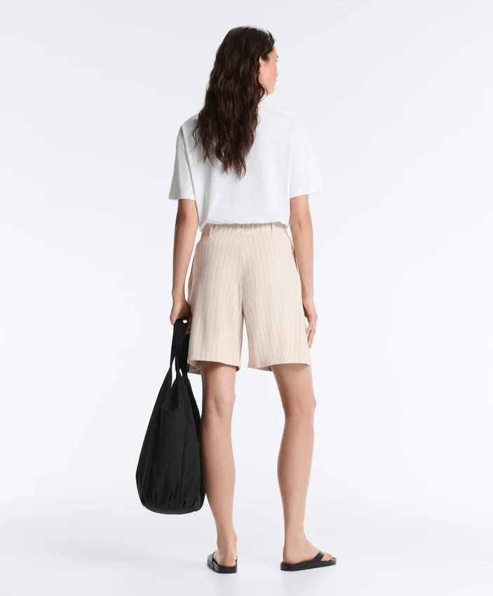 Weit geschnittene, gestreifte Bermudashorts mit Falten Weit geschnittene, gestreifte Bermudashorts mit Falten