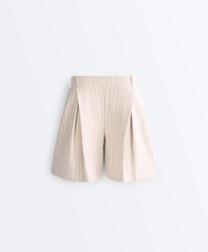 Weit geschnittene, gestreifte Bermudashorts mit Falten Weit geschnittene, gestreifte Bermudashorts mit Falten