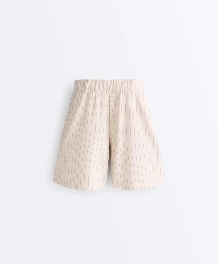 Weit geschnittene, gestreifte Bermudashorts mit Falten Weit geschnittene, gestreifte Bermudashorts mit Falten