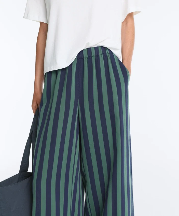 Weit geschnittene, gestreifte Hose aus Baumwollmischung Weit geschnittene, gestreifte Hose aus Baumwollmischung