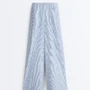 Weit geschnittene, gestreifte Hose aus Baumwollmischung Weit geschnittene, gestreifte Hose aus Baumwollmischung