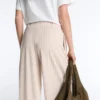 Weit geschnittene kurze Hose mit Falten und Streifen
