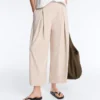 Weit geschnittene kurze Hose mit Falten und Streifen