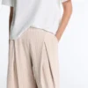 Weit geschnittene kurze Hose mit Falten und Streifen