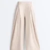 Weit geschnittene kurze Hose mit Falten und Streifen