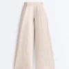 Weit geschnittene kurze Hose mit Falten und Streifen