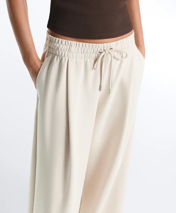 Weit geschnittene Piqué-Hose mit Falten und Baumwolle Weit geschnittene Piqué-Hose mit Falten und Baumwolle