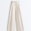 Weit geschnittene Piqué-Hose mit Falten und Baumwolle Weit geschnittene Piqué-Hose mit Falten und Baumwolle
