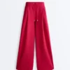 Weit geschnittene Piqué-Hose mit Falten und Baumwolle Weit geschnittene Piqué-Hose mit Falten und Baumwolle