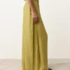 Weite Hose aus 100 % Leinen mit Seitenfalte Weite Hose aus 100 % Leinen mit Seitenfalte