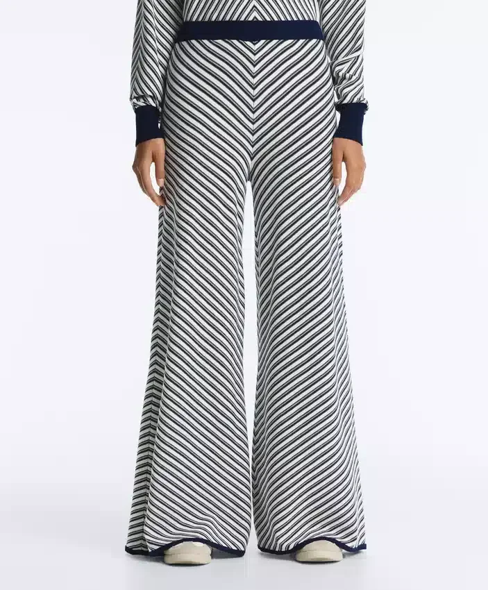 Weite Strickhose mit Diagonalstreifen Weite Strickhose mit Diagonalstreifen