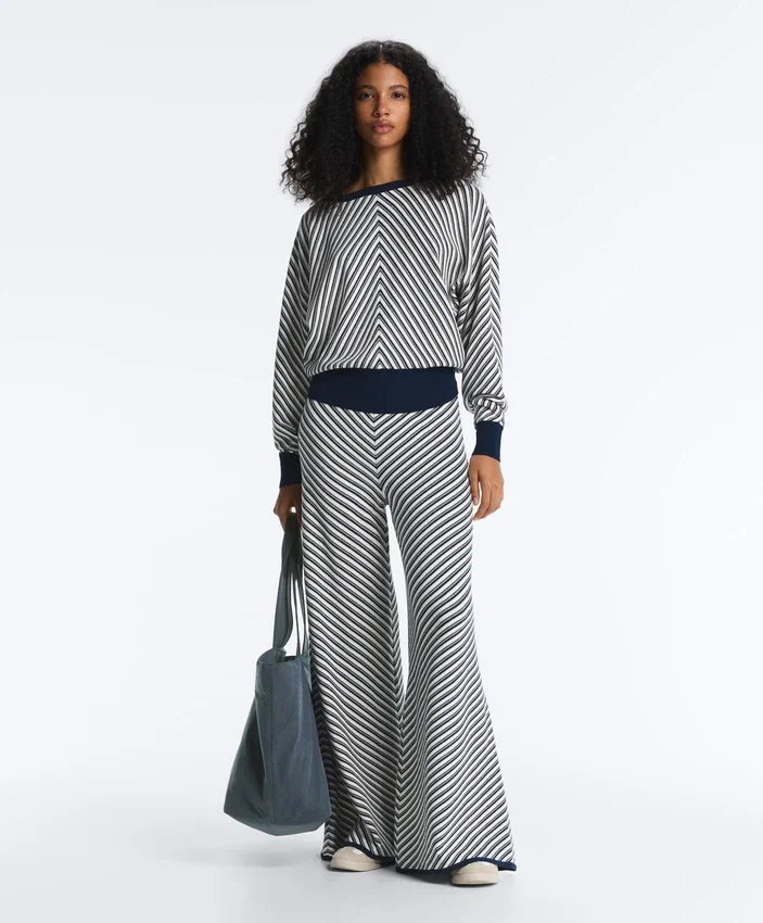 Weite Strickhose mit Diagonalstreifen Weite Strickhose mit Diagonalstreifen