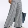 Weite Strickhose mit Diagonalstreifen Weite Strickhose mit Diagonalstreifen