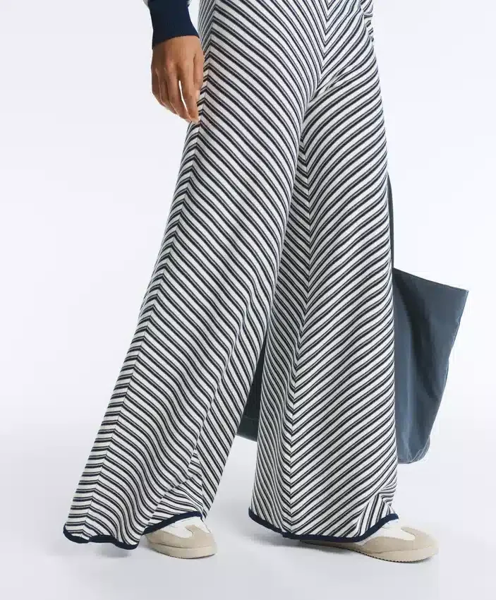 Weite Strickhose mit Diagonalstreifen Weite Strickhose mit Diagonalstreifen
