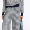 Weite Strickhose mit Diagonalstreifen Weite Strickhose mit Diagonalstreifen
