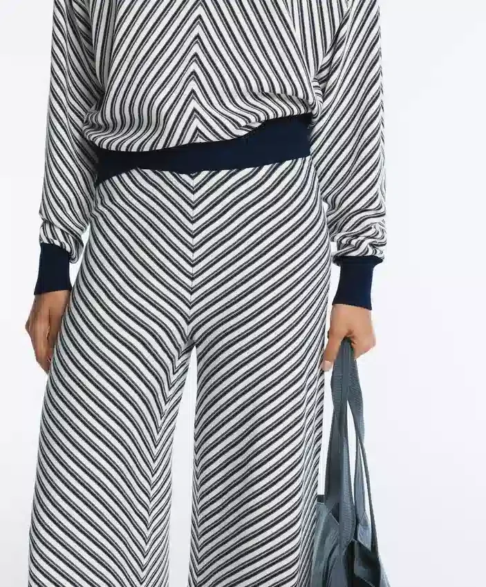 Weite Strickhose mit Diagonalstreifen Weite Strickhose mit Diagonalstreifen