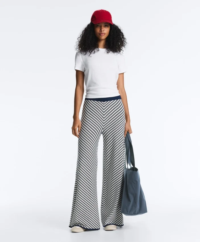 Weite Strickhose mit Diagonalstreifen Weite Strickhose mit Diagonalstreifen